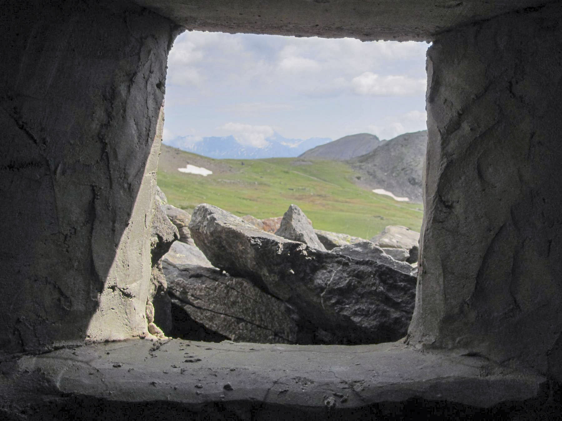 Ligne Maginot - LES CIBIERES - COL DE L'OULE 3 - (Blockhaus pour arme infanterie) - Dans l'axe du créneau : le col de l'Oule  - Marc ENDINGER