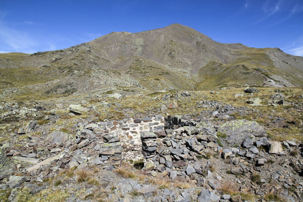 Ligne Maginot - LES CIBIERES - COL DE L'OULE 3 - (Blockhaus pour arme infanterie) - Les ruines de l'abri.
Au dessus le sommet de la Gardiole - Alain Perouffe