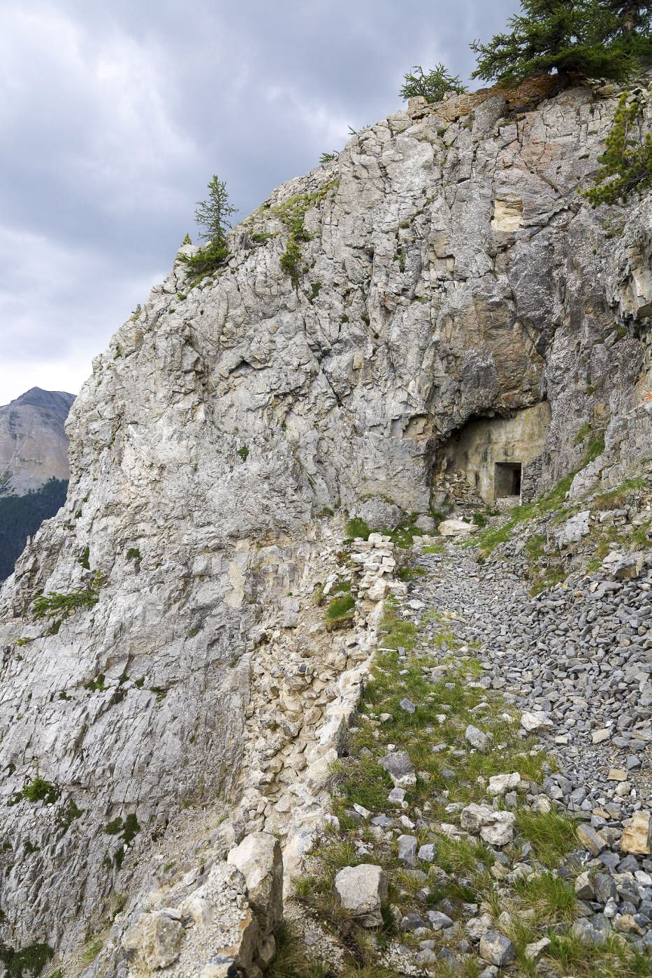 Ligne Maginot - L'OLIVE (BATTERIE CAVERNE) - (Position d'artillerie préparée) - Embrasure de la casemate vers le col des Thures, seule accessible de l'extérieur. - Jean-Michel Jolas