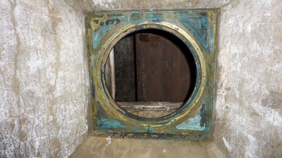 Ligne Maginot - L'OLIVE (BATTERIE CAVERNE) - (Position d'artillerie préparée) - Montant support au verre de l'un des dispositifs d'éclairage antidéflagrant d'un magasin à munition (poudrière) - ELLENA-CUNY