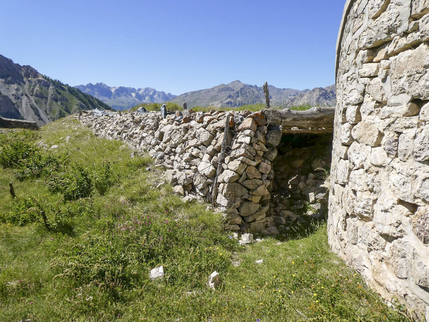 Ligne Maginot - L'OLIVE (BATTERIE CAVERNE) - (Position d'artillerie préparée) - Tranchée couverte avec deux emplacements de tir, peut-être pour mortier. - ELLENA Daniel - CUNY Philippe