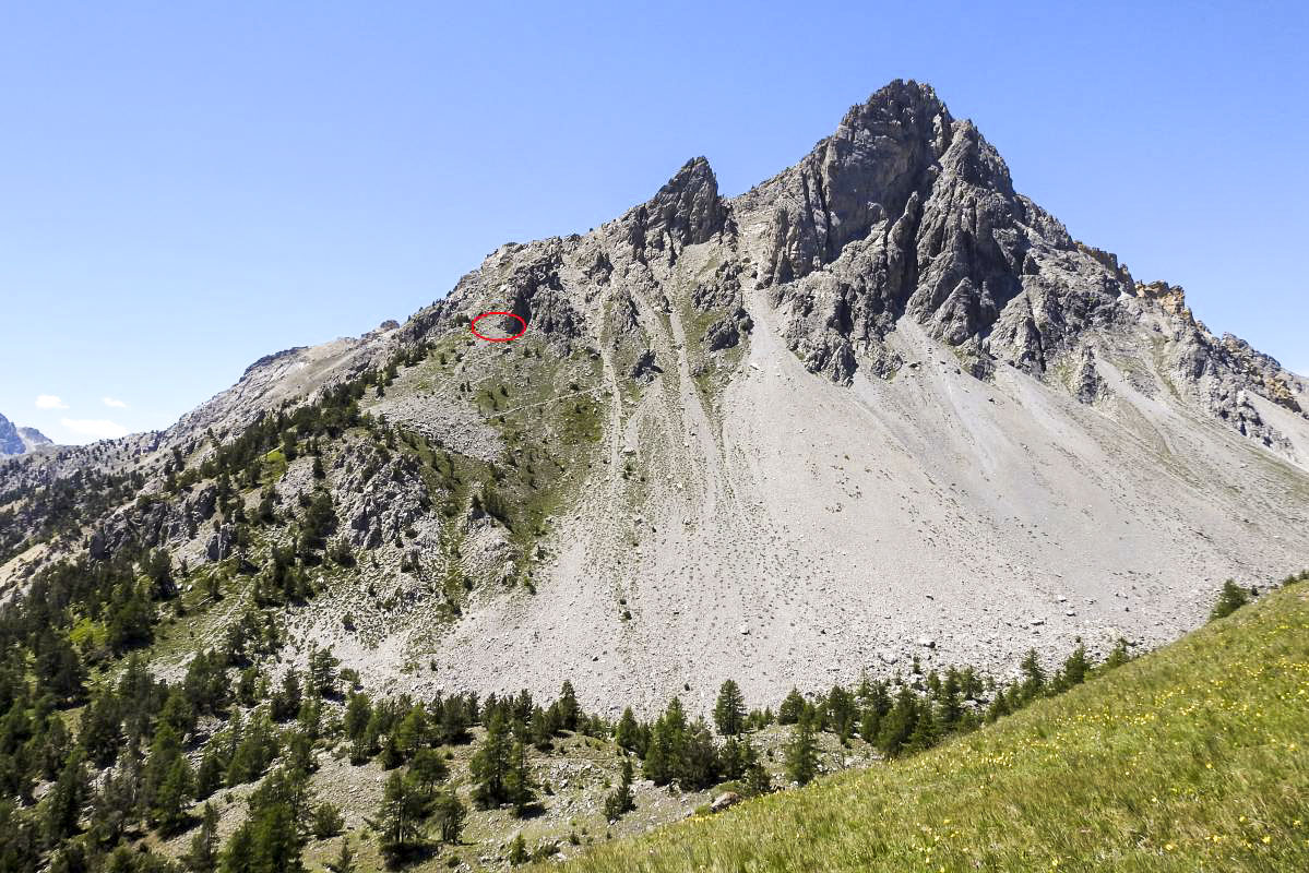 Ligne Maginot - ROCHER DE BARRABAS - (Blockhaus pour arme infanterie) - Le Rocher de Barrabas (Gravina del Mezzoni). Cerclé en rouge le blockhaus - Alain Perouffe