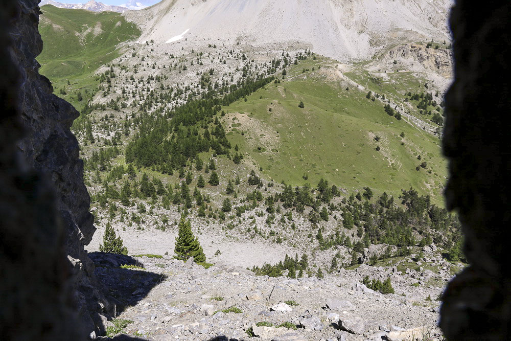 Ligne Maginot - ROCHER DE BARRABAS - (Blockhaus pour arme infanterie) - Vue par le créneau.
Le Col des Acles - Alain Perouffe