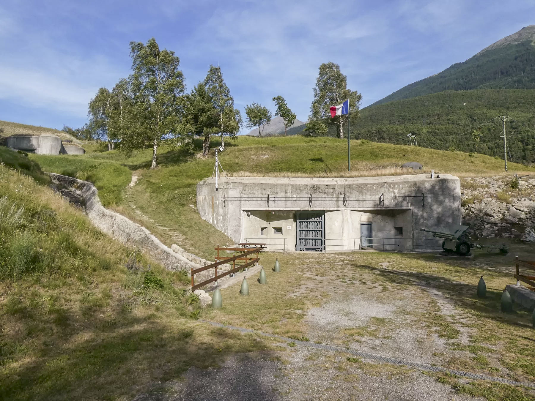Ligne Maginot - SAINT GOBAIN - (Ouvrage d'infanterie) - L'entrée mixte et le bloc 1 à gauche  - ELLENA Daniel - CUNY Philippe