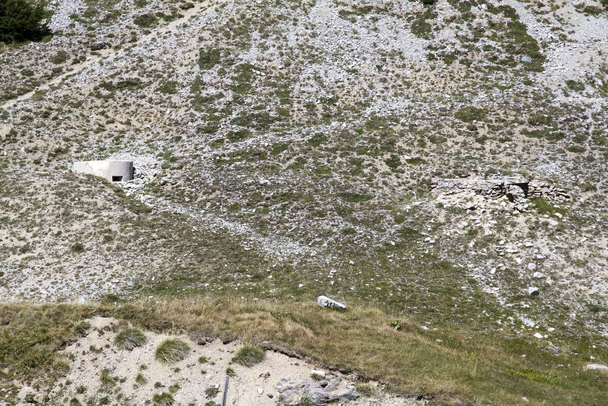 Ligne Maginot - Blockhaus du Janus Sud 1 et 2 - Au début de la piste du Janus, on trouve ce PA avec 2 blocs, une pilule briançonnaise et un curieux emplacement en pierres renforcé... - Alain Perouffe
