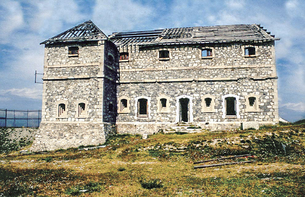 Ligne Maginot - JANUS - (Ouvrage d'artillerie) - Le casernement extérieur, 
construit initialement pour l'ouvrage Séré de Rivieres - LOVINY Alain