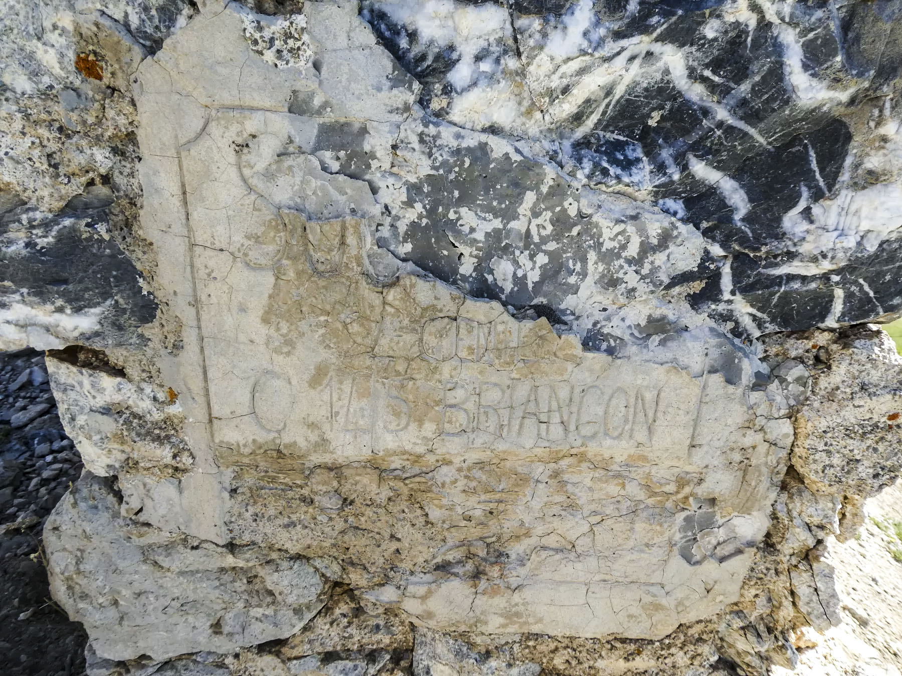 Ligne Maginot - JANUS - (Ouvrage d'artillerie) - Restes d'une plaque sur la piste d'accès de l'ouvrage - ELLENA Daniel - CUNY Philippe