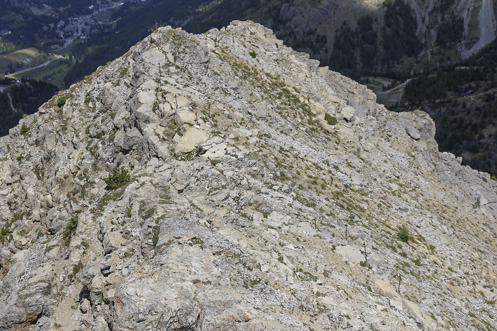 Ligne Maginot - JANUS - (Ouvrage d'artillerie) - Le réseau continue bien en avant sur la crête rocheuse.... - Alain Perouffe