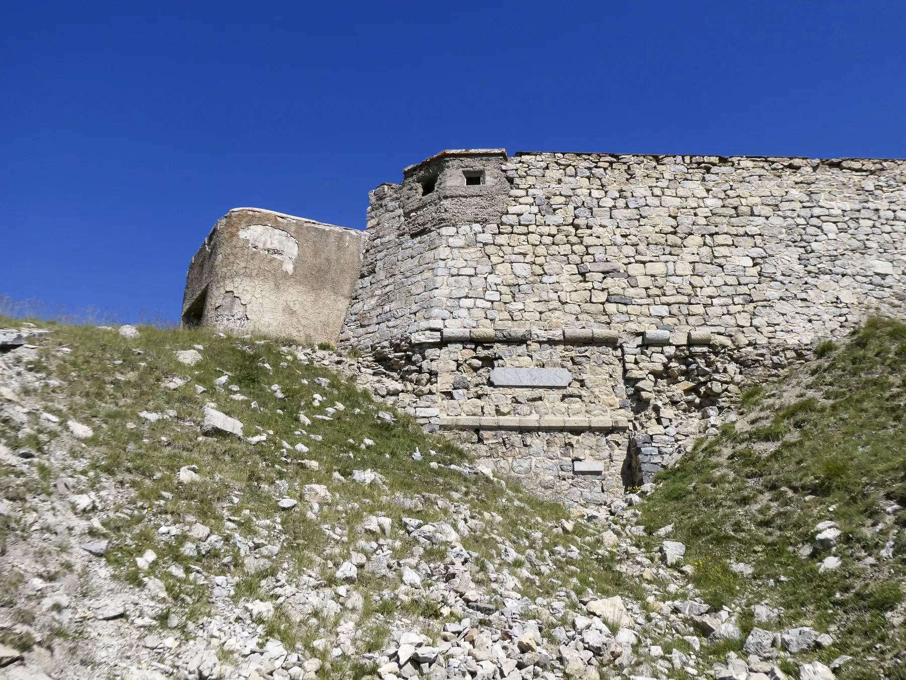 Ligne Maginot - JANUS CENTRE - (Blockhaus pour arme infanterie) - Le blockhaus
En dessous l'entrée condamné du vieux fort - ELLENA Daniel - CUNY Philippe