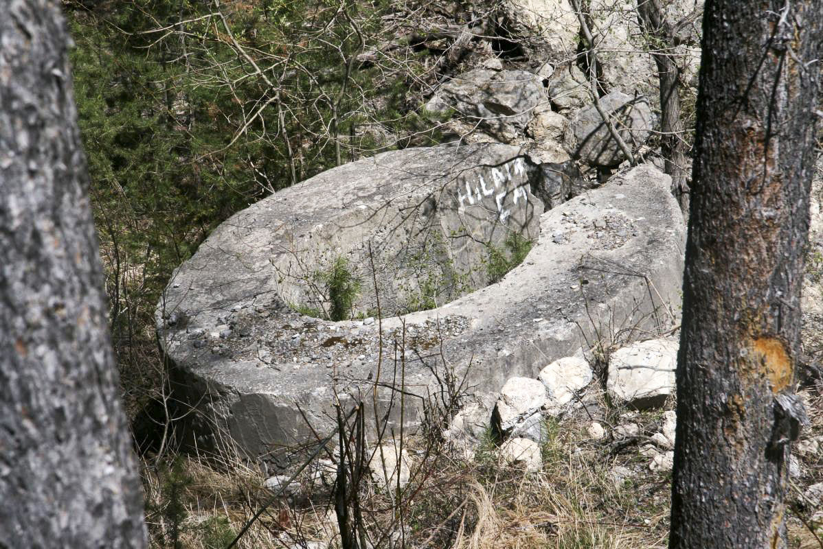 Ligne Maginot - CLOT DU POIN TD - (Cuve pour arme d'infanterie) - Le bloc de la TD versé lors de l'élargissement de la piste - Alain Perouffe