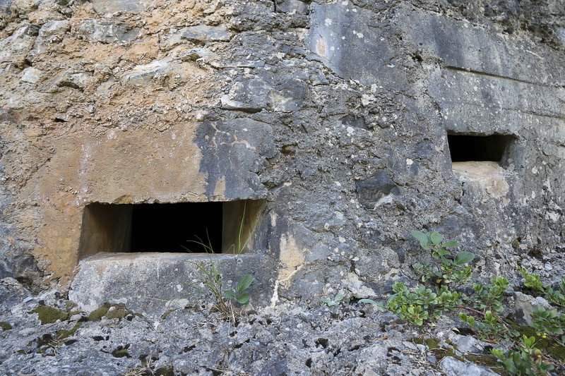Ligne Maginot - ENROUYE - (Observatoire d'infanterie) - Les 2 créneaux.
Celui à droite probablement tirait sur la position. Celui à gauche devait être voué à l'observation de la route de Montgenèvre - Alain Perouffe