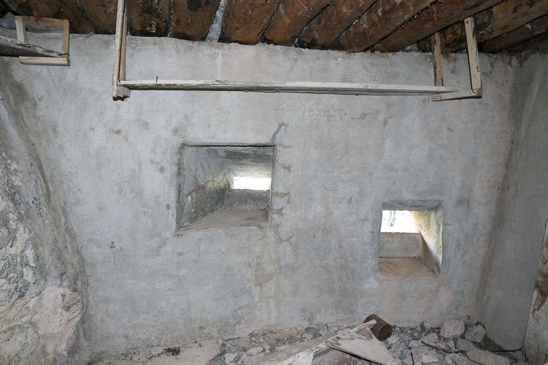 Ligne Maginot - ENROUYE - (Observatoire d'infanterie) - Les 2 créneaux vue intérieure.
Celui à gauche probablement tirait sur la position. Celui à droite devait être voué à l'observation de la route de Montgenèvre - Alain Perouffe