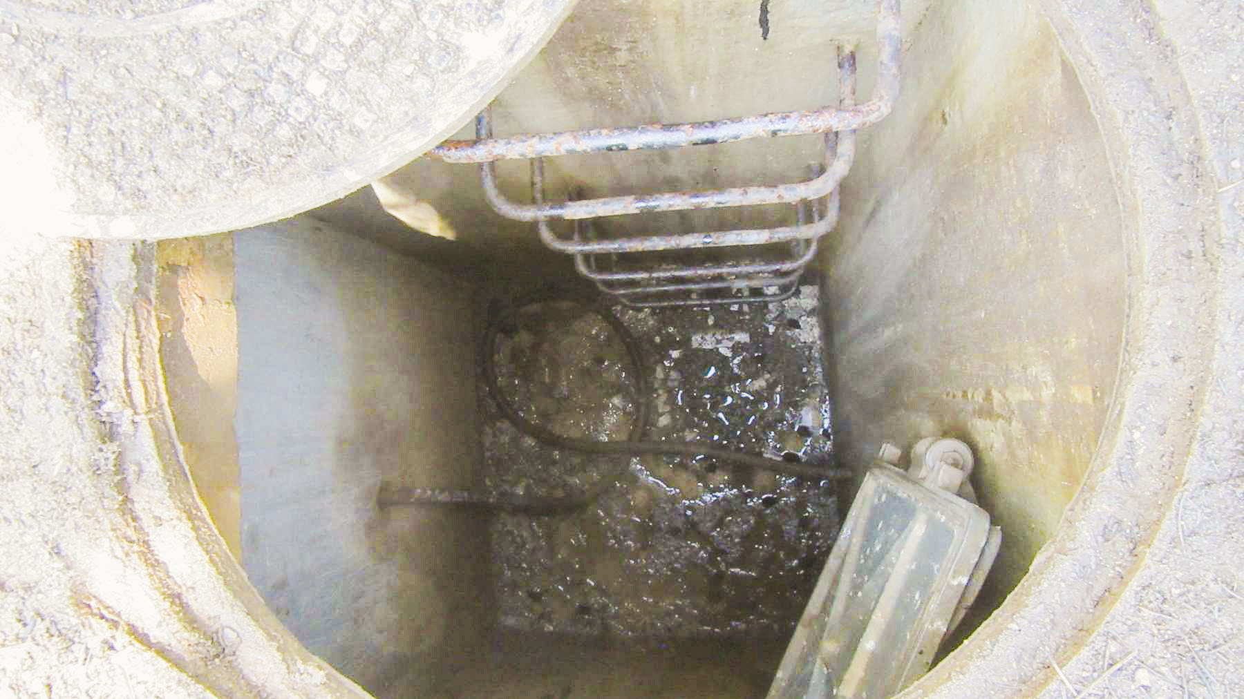Ligne Maginot - EYRETTE - (Chambre de coupure) - Vue plongeante dans l'ouvrage (profondeur 2.10m) - Jean BERTHIER