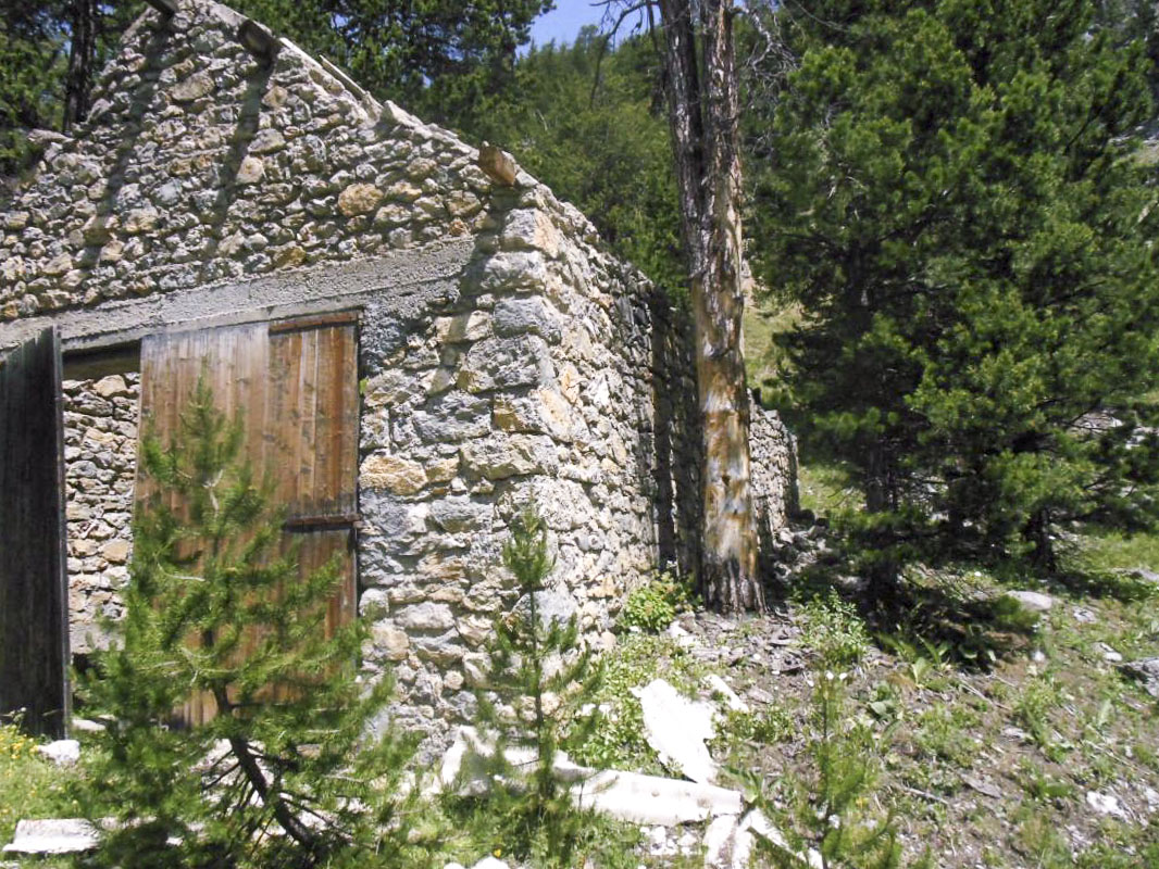 Ligne Maginot - EYRETTE (154° RAP - 6° BIE) - (Position d'artillerie préparée) - L'extérieur d'une maisonnette abri pour mortier de 280 mm; très jolie maisonnette en pierre de taille - Berthier Jean
