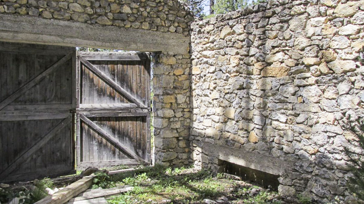 Ligne Maginot - EYRETTE (154° RAP - 6° BIE) - (Position d'artillerie préparée) - Intérieur d'une maisonnette abri pour mortier de 280mm.
On peut distinguer en bas du mur une alvéole destinée a recevoir l'un des patins du mortier - Berthier Jean