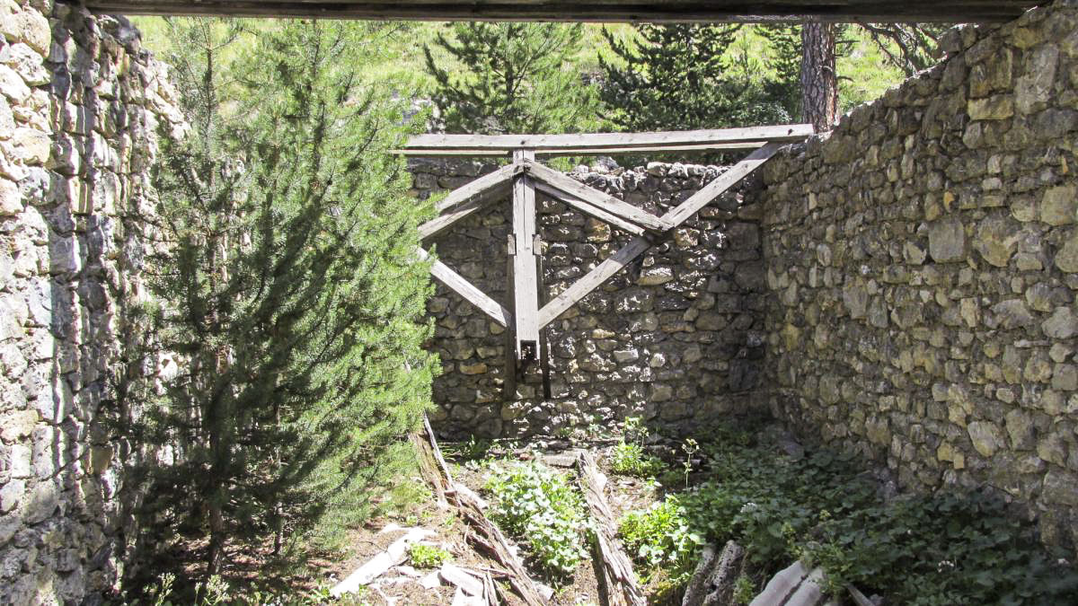 Ligne Maginot - EYRETTE (154° RAP - 6° BIE) - (Position d'artillerie préparée) - Intérieur d'une maisonnette abri pour mortier de 280 mm. L'intérieur avec la fosse pour le recul remplie de plaques de fibro ciment tombées du toit - Berthier Jean