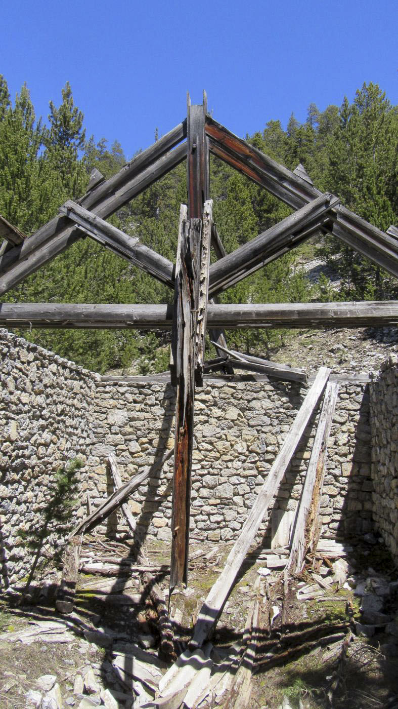 Ligne Maginot - EYRETTE (154° RAP - 6° BIE) - (Position d'artillerie préparée) - Le temps a encore endommagé les abris. Les toits ont presque entièrement disparu. 
Les dimensions des deux abris sont de 6m x 10m - Jean BERTHIER