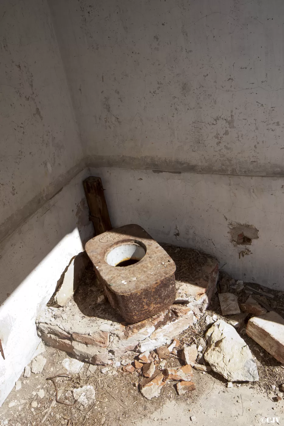 Ligne Maginot - FORT DE LA CROIX DE BRETAGNE (154° RAP - 7° BIE) - (Position d'artillerie préparée) - Restes du toilet des officiers - Lia VERMEULEN