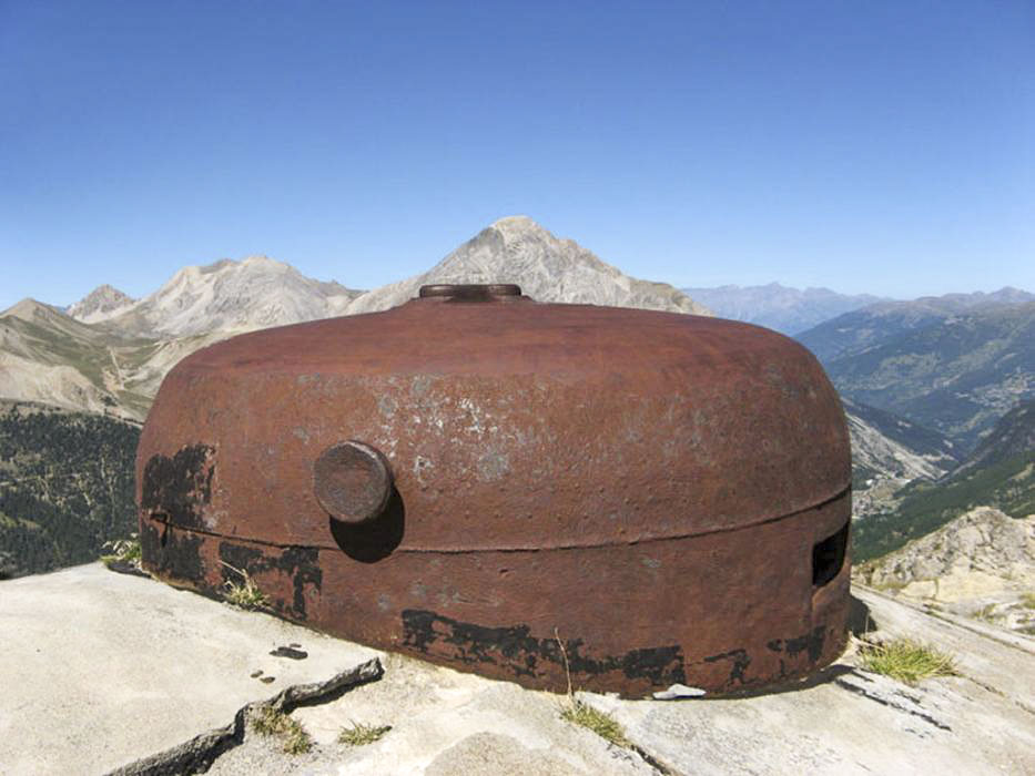 Ligne Maginot - JANUS - (Ouvrage d'artillerie) - Bloc 4
La cloche VDP du bloc observatoire.
Au fond le Chaberton - Inconnu