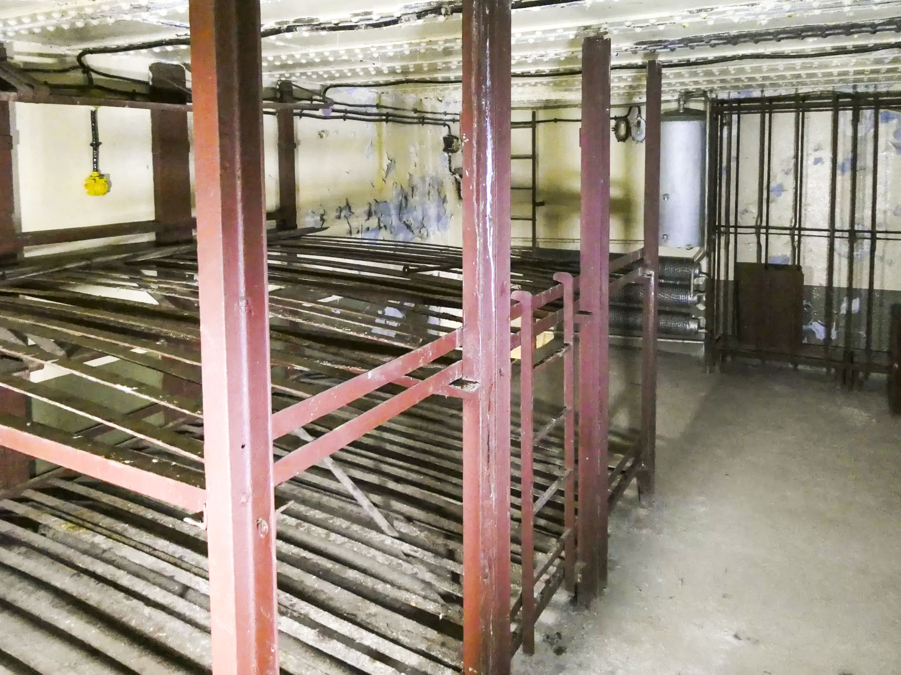 Ligne Maginot - JANUS - (Ouvrage d'artillerie) - Bloc 2
Lits dans la chambre de tir supérieure. - ELLENA Daniel - CUNY Philippe