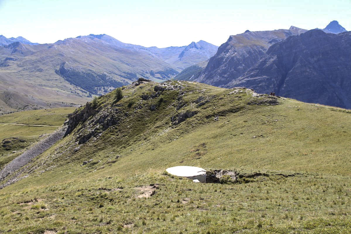 Ligne Maginot - GONDRAN - (Blockhaus pour arme infanterie) - Vue vers l'ouvrage du Gondran E. 
Une pilule se situe encore avant lui avant le rocher sommital - Alain Perouffe