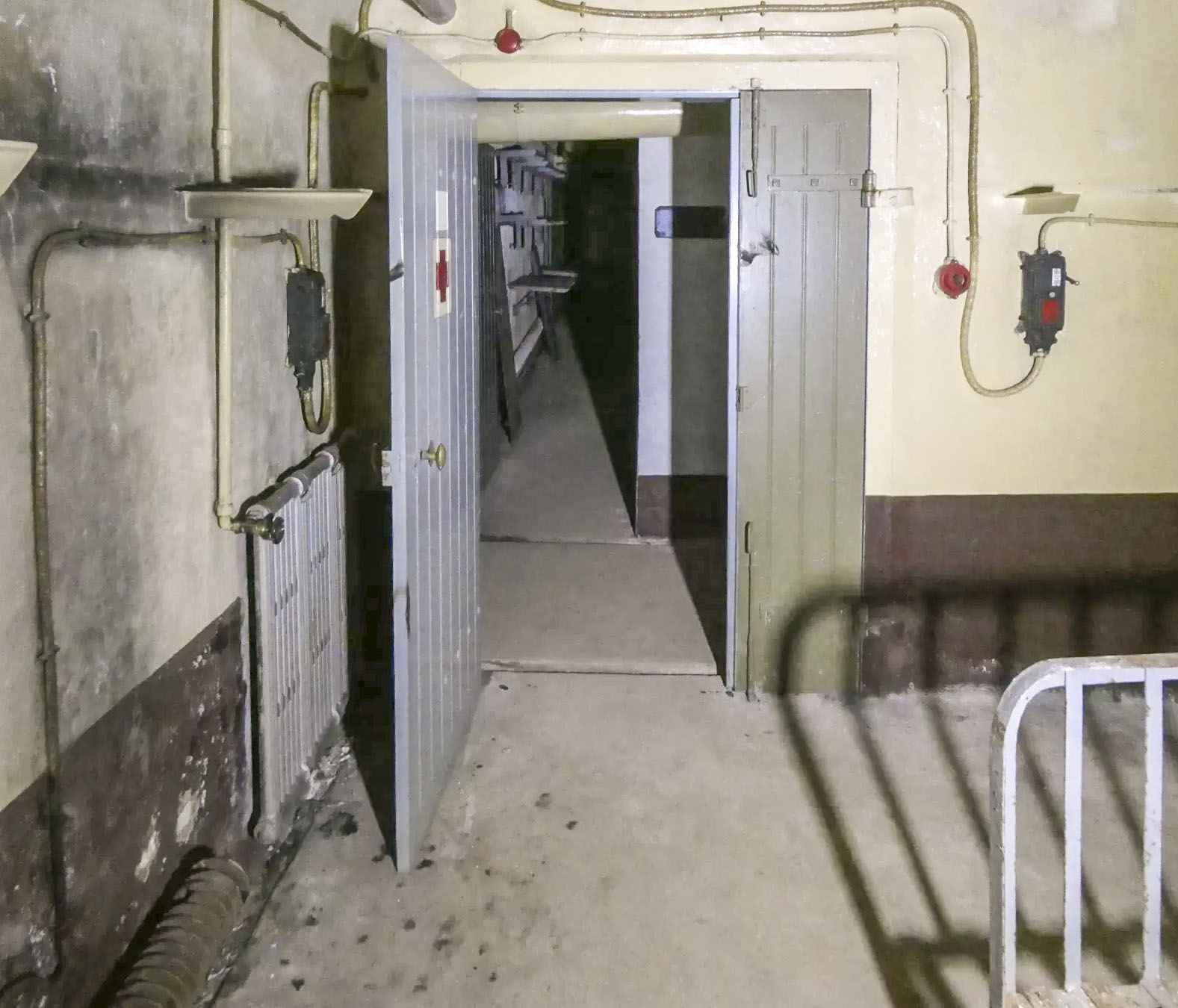 Ligne Maginot - JANUS - (Ouvrage d'artillerie) - L'infirmerie, en face une chambrée. - ELLENA Daniel - CUNY Philippe