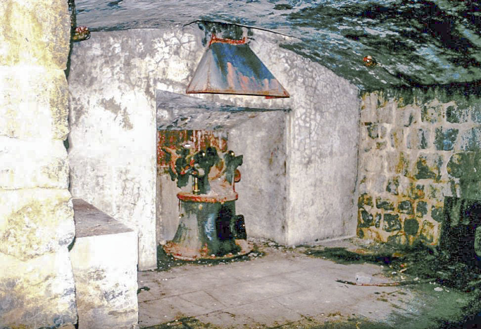 Ligne Maginot - JANUS - (Ouvrage d'artillerie) - Le bloc 8, 
l'une des casemates pour canon de 95 de marine. L'affut est toujours en place. - LOVINY Alain