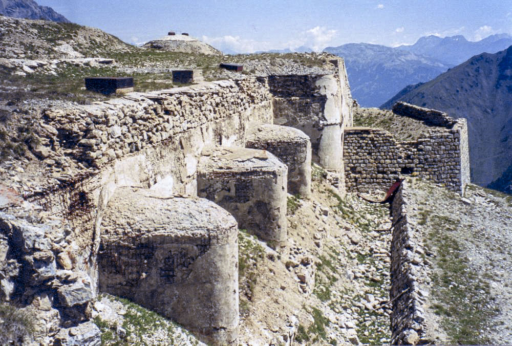 Ligne Maginot - JANUS - (Ouvrage d'artillerie) - Le bloc 8, 
Bloc d'artillerie de l'ancien ouvrage Séré de Riviéres incorporé dans l'ouvrage Maginot. Les cheminées de ventilation du bloc 8 sont visibles en partie haute du bloc
Au second plan, le bloc 4 (Observatoire d'artillerie) - LOVINY Alain