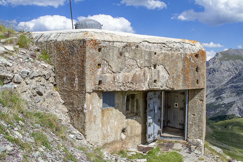 Ligne Maginot - GONDRAN E - (Ouvrage d'infanterie) - Bloc 1
Entrée de l'ouvrage. Notez les portes blindées ouvertes.  - Michel Teiten