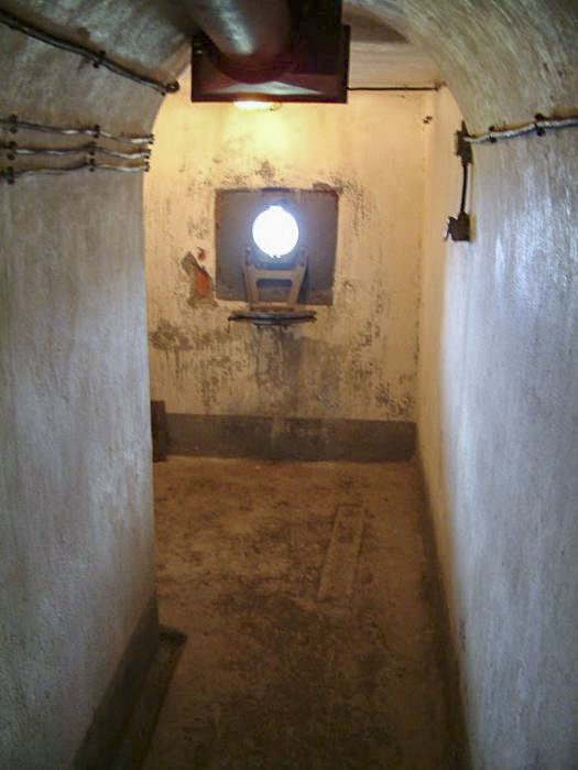 Ligne Maginot - GONDRAN E - (Ouvrage d'infanterie) - Bloc 2
Le créneau pour mitrailleuse Hotchkiss, posé en remplacement  du créneau pour jumelage de mitrailleuse Reibel initialement prévu - Léon CARPENTIER