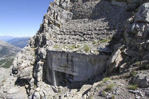 Ligne Maginot - JANUS - (Ouvrage d'artillerie) - Bloc 5
Observatoire
Bloc muni d'un unique créneau observatoire à flanc de montagne - AALMA- www.lignemaginot.com