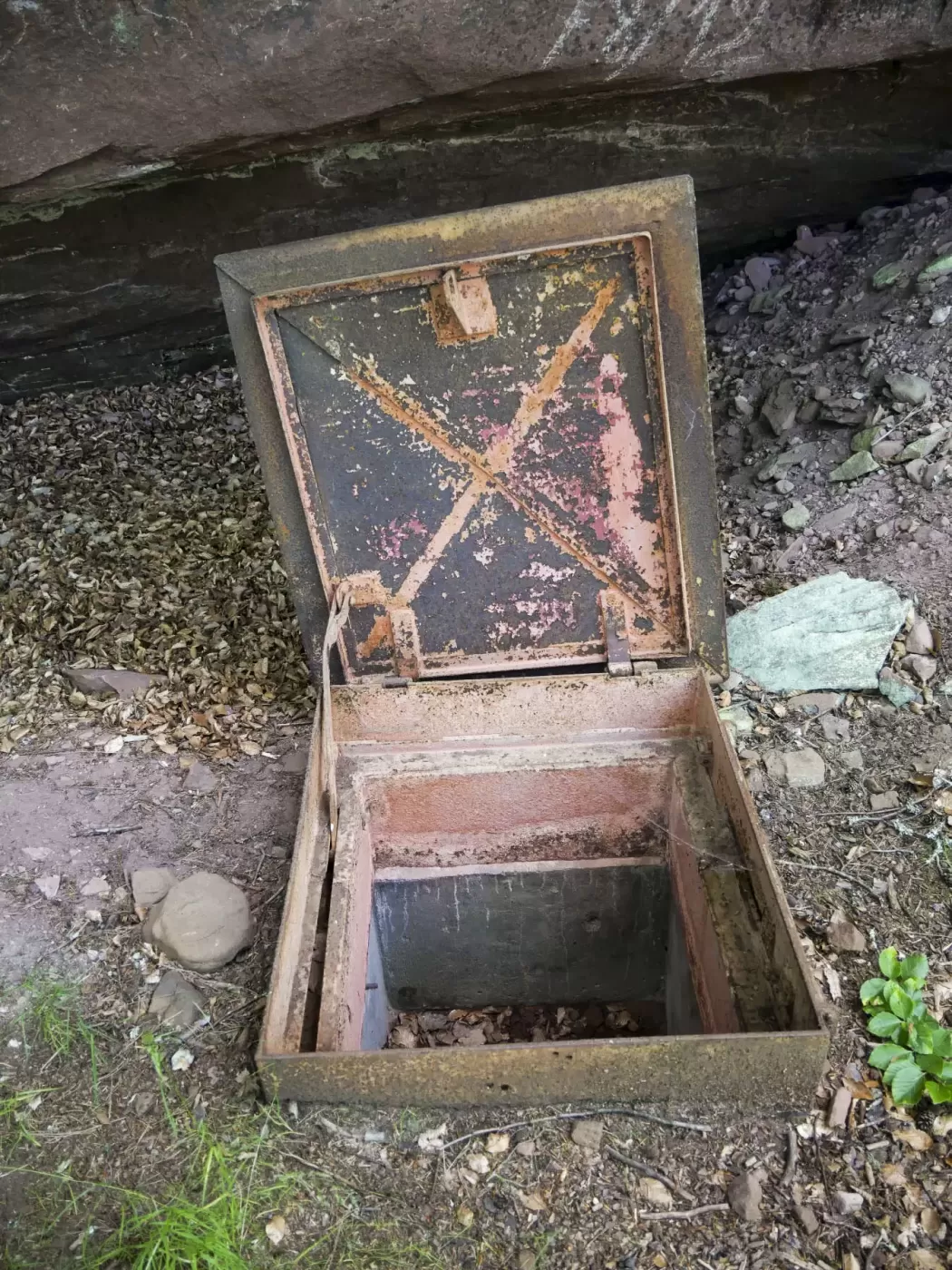 Ligne Maginot - D01 - (Chambre de coupure) - La charnière de la trappe est cassée
 - J.L