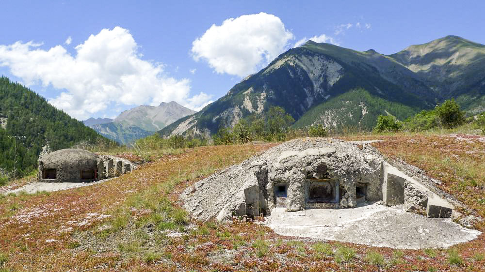 Ligne Maginot - SAINT OURS BAS (SOB) - (Ouvrage d'infanterie) - La cloche mitrailleuses avec la cloche GFM au second plan - Vincent NEIRINCK