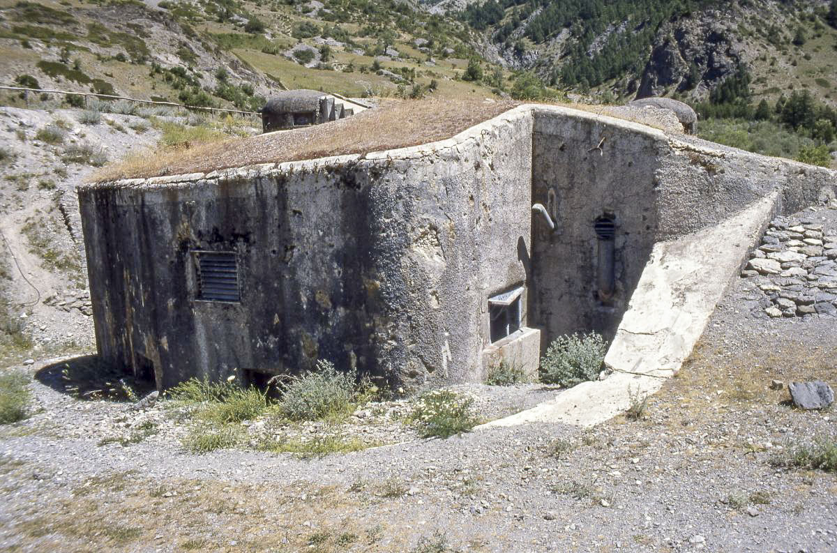 Ligne Maginot - SAINT OURS BAS (SOB) - (Ouvrage d'infanterie) - Etat dans les années 80: noter le fossé comblé de terre. - JOLAS, Jean-Michel