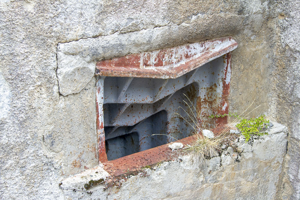 Ligne Maginot - SAINT OURS BAS (SOB) - (Ouvrage d'infanterie) - Gros plan du créneau de mortier de 50 - Michel Teiten