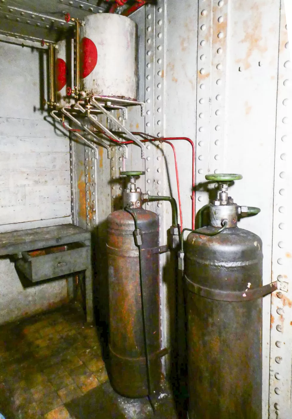 Ligne Maginot - SAINT OURS BAS (SOB) - (Ouvrage d'infanterie) - L'usine
Bouteille de lancement (air comprimé) et nourrices journalières de gas-oil - Daniel ELLENA - Philippe CUNY