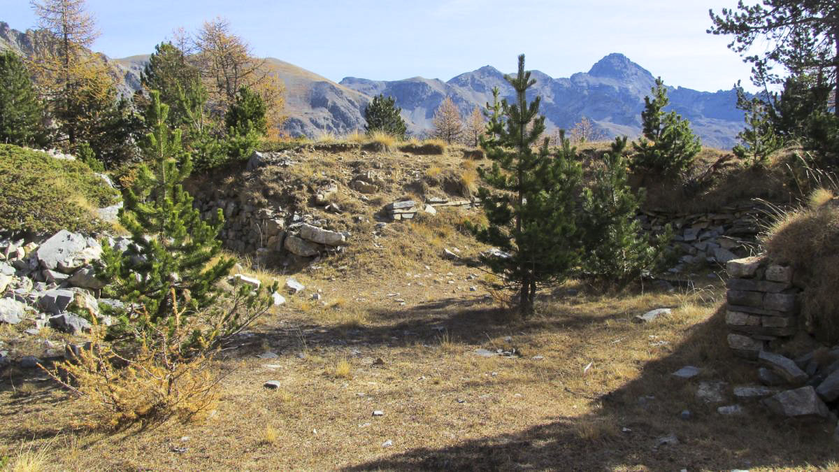 Ligne Maginot - LA LAUZETTE CENTRE (3° BIE / 154° RAP) - (Position d'artillerie préparée) - Emplacements dans la roche avec sur la droite le Pic de Rochebrune - Jean Berthier