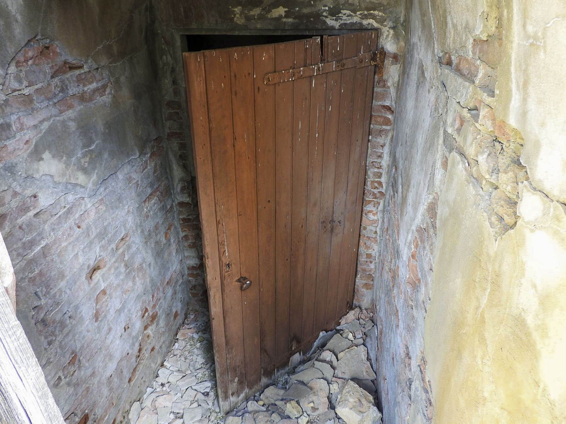 Ligne Maginot - LA LAUZETTE NORD (3° BIE / 154° RAP) - (Position d'artillerie préparée) - La porte intérieure en bois encore en place. - STENGER Mathieu