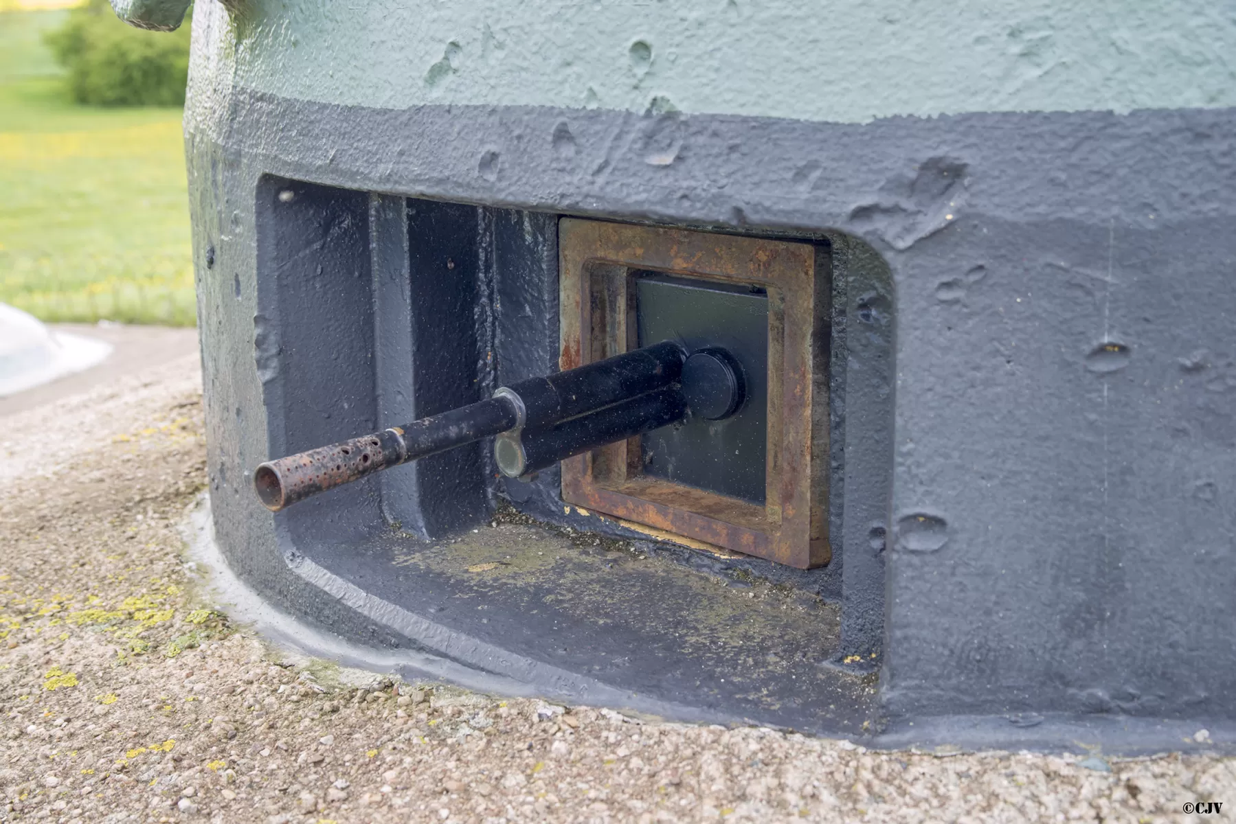 Ligne Maginot - BOIS DU FOUR - A5 - (Ouvrage d'infanterie) - Cloche GFM type A
Le FM en place dans le créneau - Lia VERMEULEN