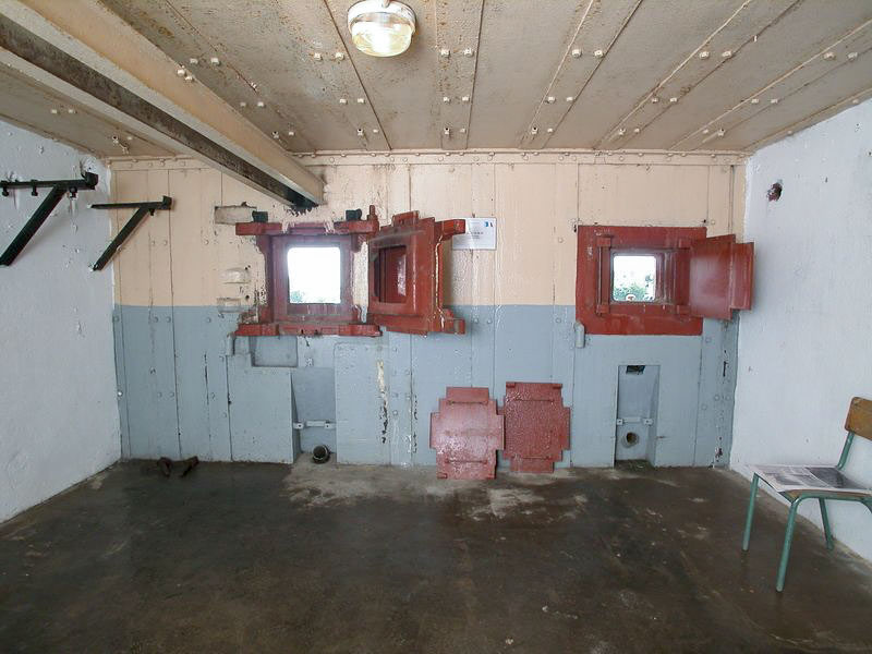 Ligne Maginot - BOIS DU FOUR - A5 - (Ouvrage d'infanterie) - Chambre de tir Ouest 
Trémies pour jumelage Reibel à droite et pour jumelage ou canon de 47 antichar à gauche - HUYGEN Georges