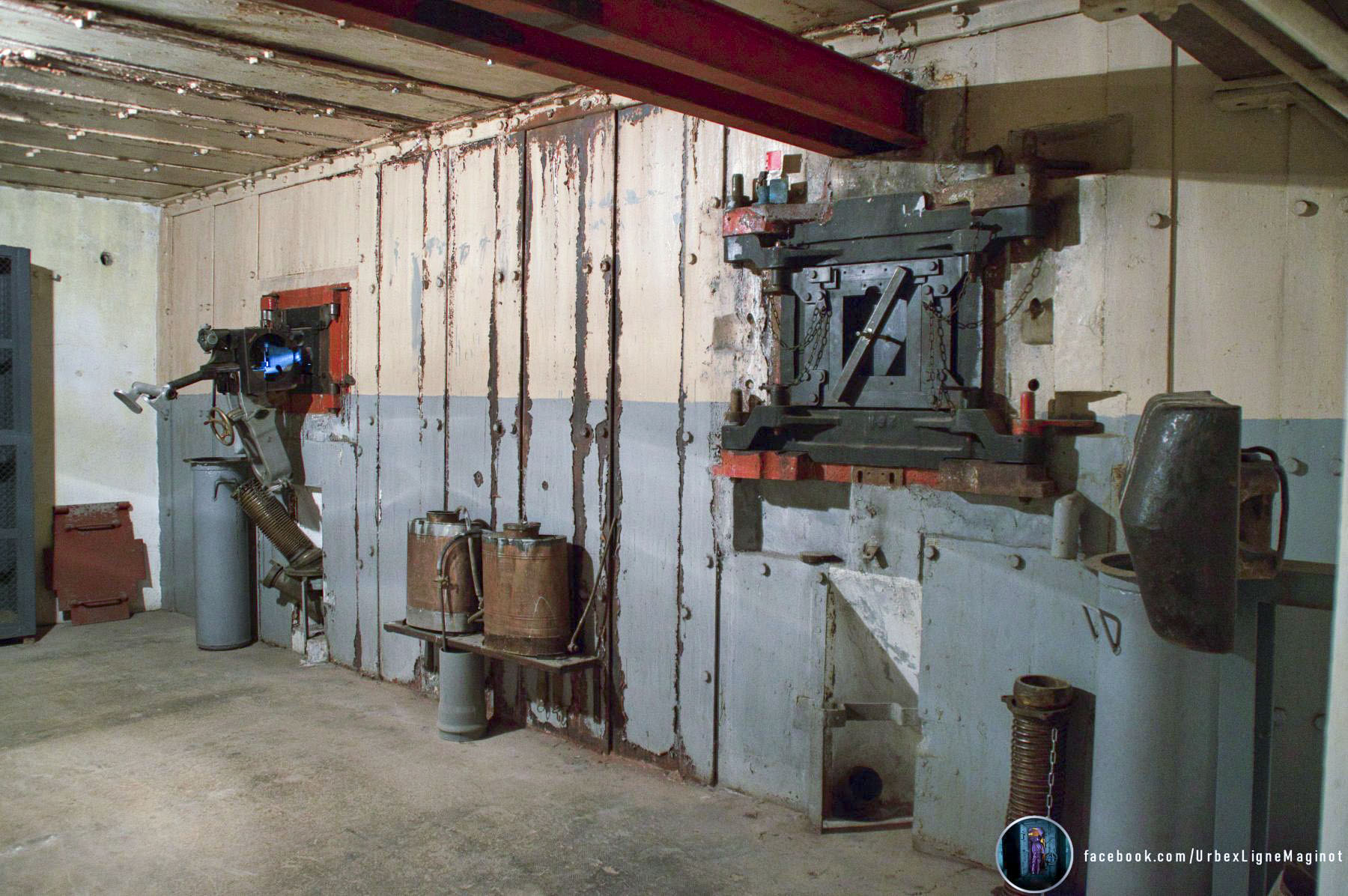 Ligne Maginot - BOIS DU FOUR - A5 - (Ouvrage d'infanterie) - La chambre de tir 'Est'
1 créneau pour jumelage de mitrailleuses Reibel MAC 31 interchangeable avec un canon anti-char de 47 mm monté sur bi-rail
1 créneau jumelage de mitrailleuses Reibel MAC 31 - Thomas Mercklé