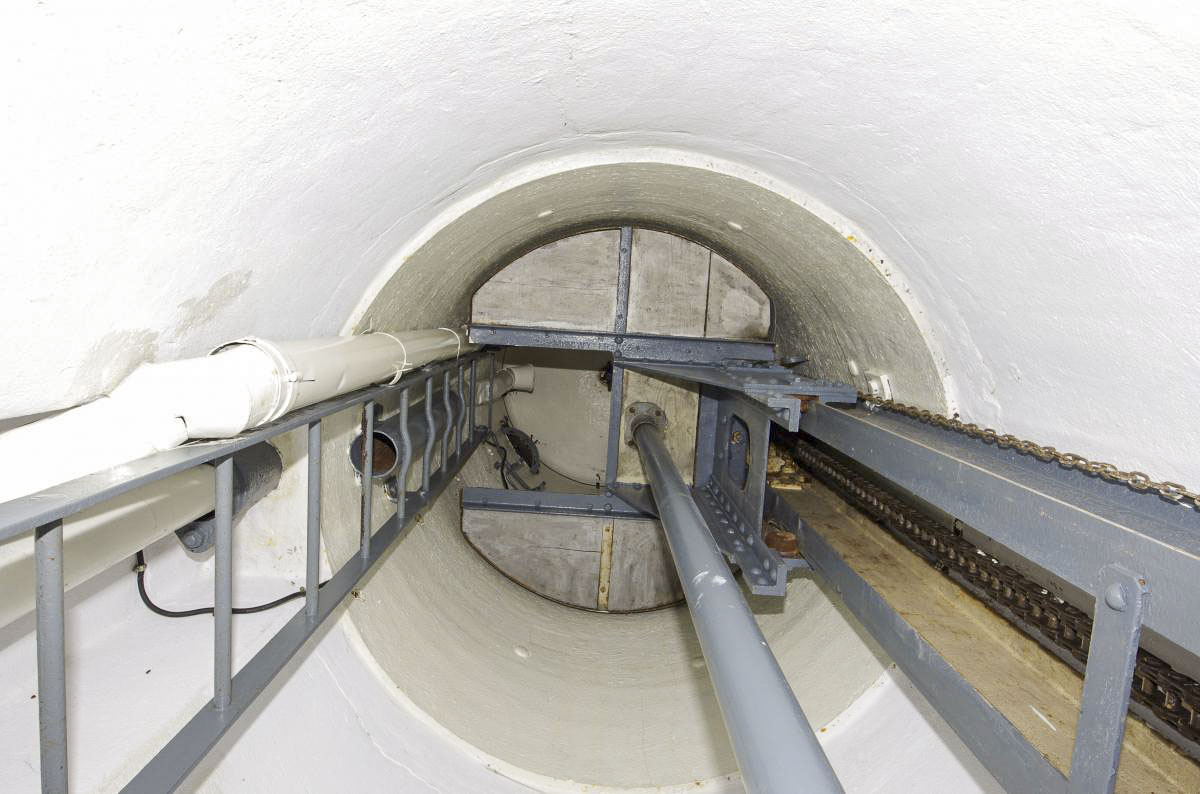 Ligne Maginot - BOIS DU FOUR - A5 - (Ouvrage d'infanterie) - Chambre de tir Ouest 
Puits cloche GFM avec le tube d'évacuation des douilles du FM - AURET Vincent