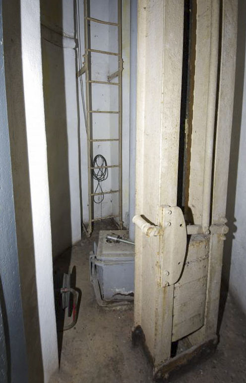 Ligne Maginot - BOIS DU FOUR - A5 - (Ouvrage d'infanterie) - Chambre de tir Ouest 
Puits de cloche GFM - AURET Vincent