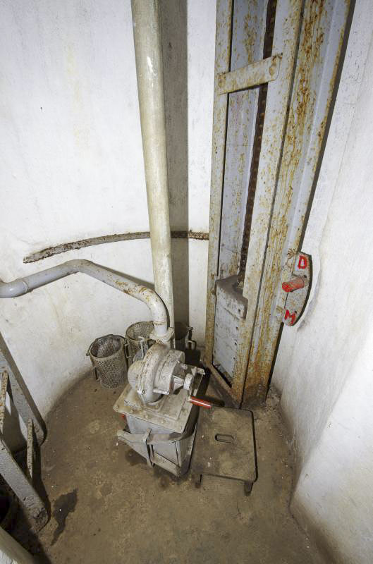 Ligne Maginot - BOIS DU FOUR - A5 - (Ouvrage d'infanterie) - Chambre de tir Ouest 
Puits de cloche GFM
Réceptacle à douille et son ventilateur d'évacuation des gaz viciés - AURET Vincent