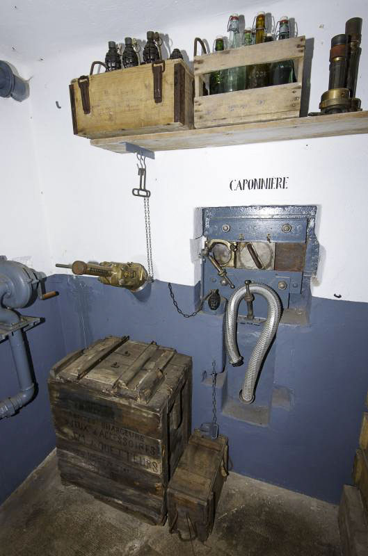 Ligne Maginot - BOIS DU FOUR - A5 - (Ouvrage d'infanterie) - Chambre de tir centrale
Caponnière FM et goulotte lance-grenades - AURET Vincent