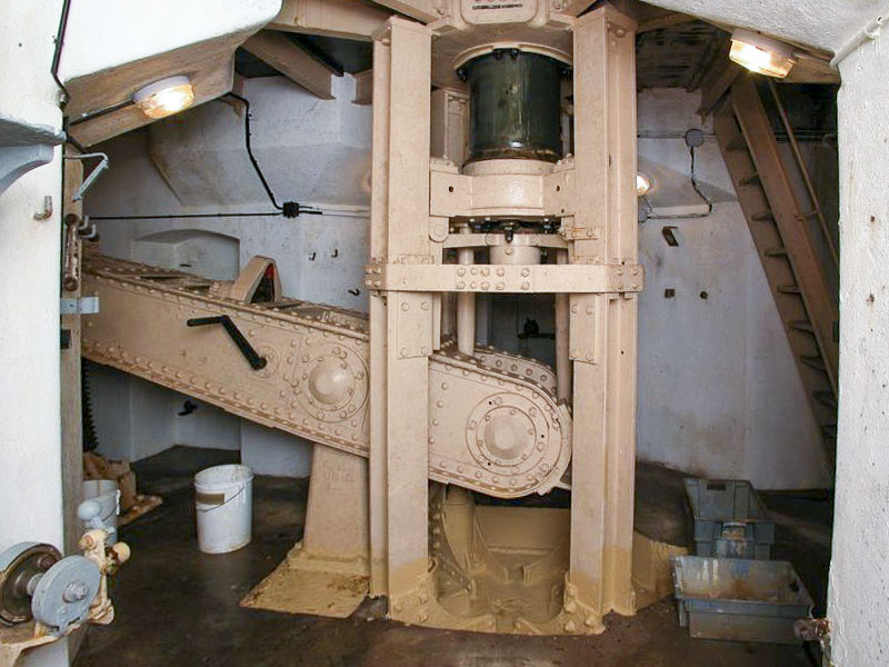 Ligne Maginot - BOIS DU FOUR - A5 - (Ouvrage d'infanterie) - Tourelle de mitrailleuses
Etage inférieur de la tourelle avec le bras balancier - HUYGEN Georges
