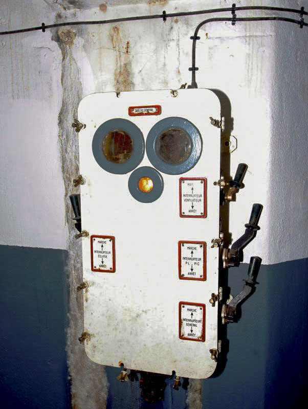 Ligne Maginot - BOIS DU FOUR - A5 - (Ouvrage d'infanterie) - Tourelle de mitrailleuses
Étage inférieur
Armoire électrique étanche de commande - AURET Vincent