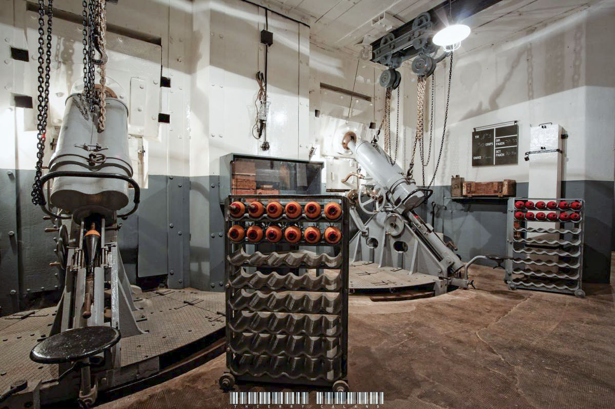 Ligne Maginot - BOIS DU FOUR - A5 - (Ouvrage d'infanterie) - Chambre de tir mortier Est
Les mortiers de 81 sous casemate - CALAND Thierry