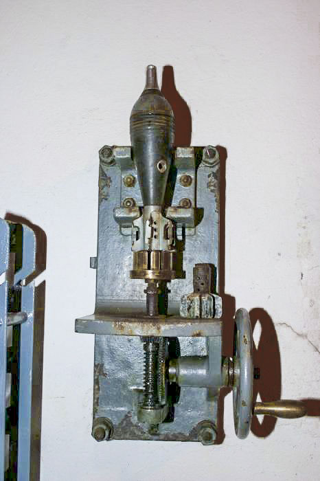 Ligne Maginot - BOIS DU FOUR - A5 - (Ouvrage d'infanterie) - Chambre de tir mortier Est
Système permettant le montage de la charge propulsive et des charges additionnelles ainsi que celui de la fusée. 
Ces opérations sont réalisées au dernier moment juste avant le tir.