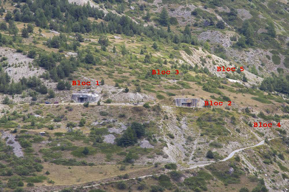 Ligne Maginot - SAINT OURS HAUT (SOH) - (Ouvrage d'artillerie) - Vue d'ensemble depuis le bloc 5 de l'ouvrage de Roche la Croix.
L'emplacement du bloc 4 est indiqué mais son unique cloche n'est pas visible ici. - Michel Teiten